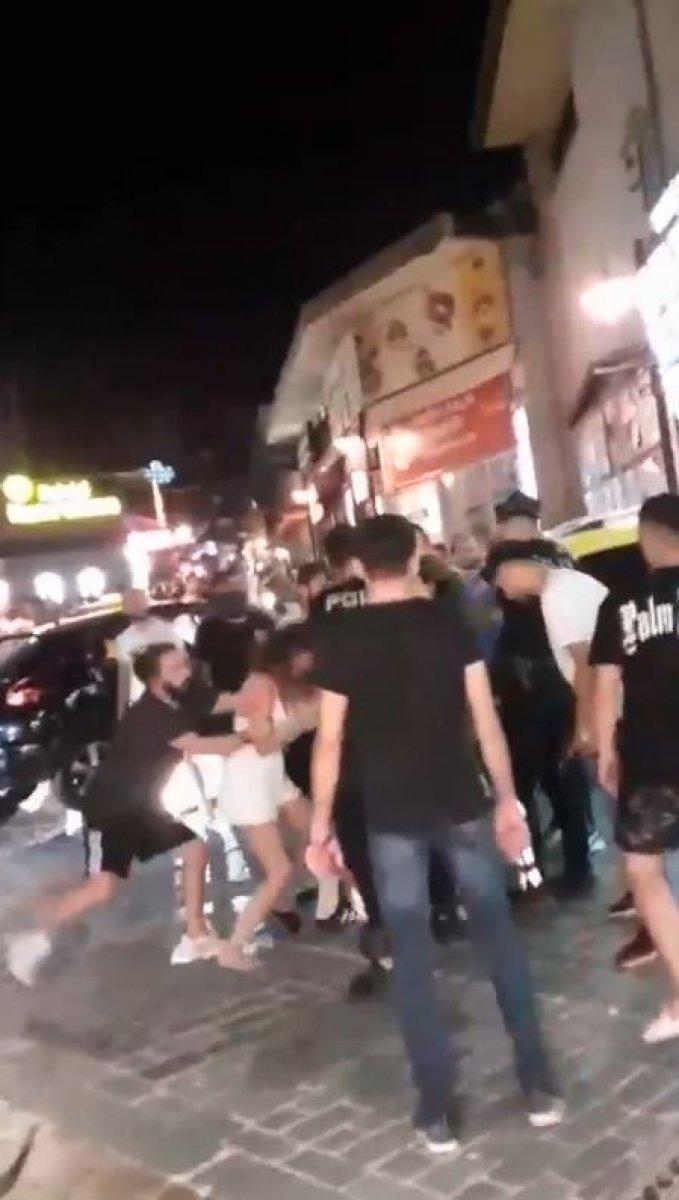 Antalya'da genç kızlar sokak ortasında birbirine girdi