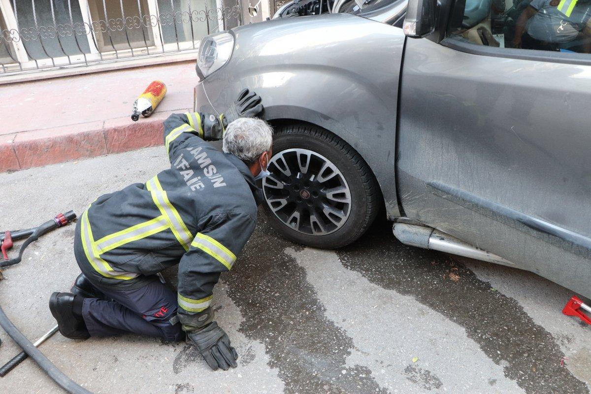 Samsun'da inatçı yılan otomobilden çıkmadı