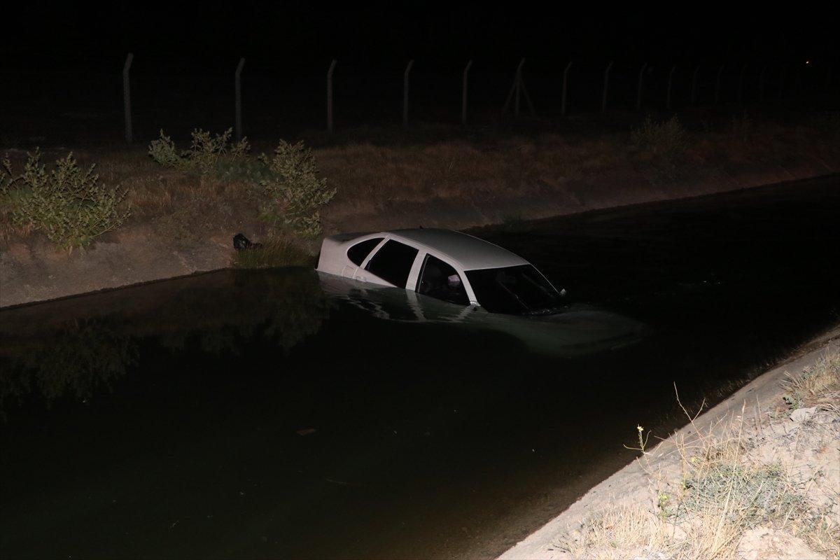 Karaman'da su kanalına düşen araçtan kendi imkanlarıyla kurtuldular