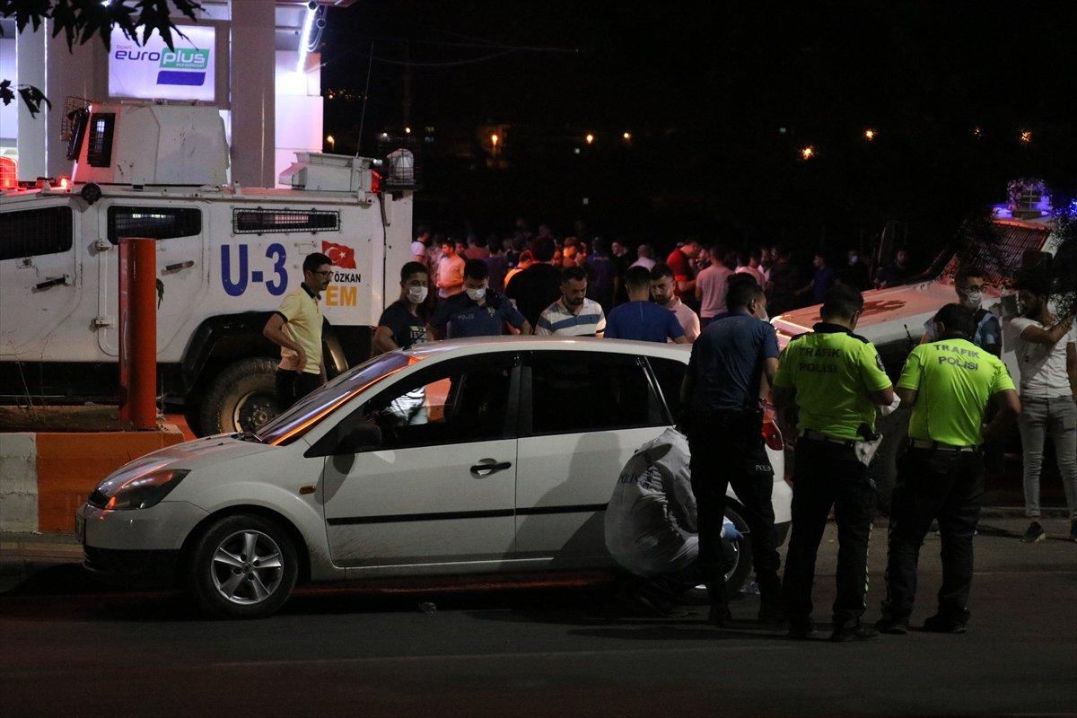 Siirt'te kaza sonrası mahalleli yolu trafiğe kapattı