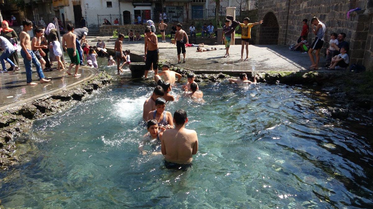 Diyarbakır’da, çocukların süs havuzundaki tehlikeli eğlencesi