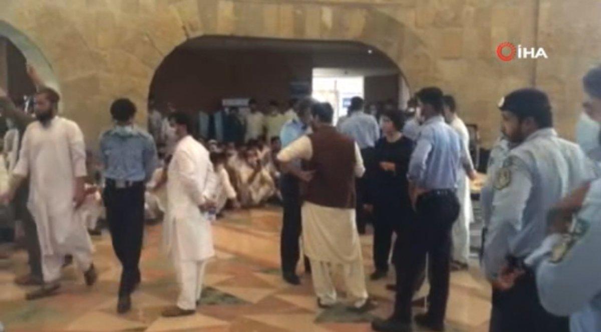 Pakistan’da aşılama merkezinde izdiham