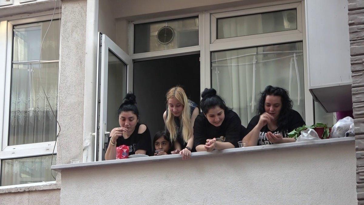 Samsun'da inatçı yılan otomobilden çıkmadı