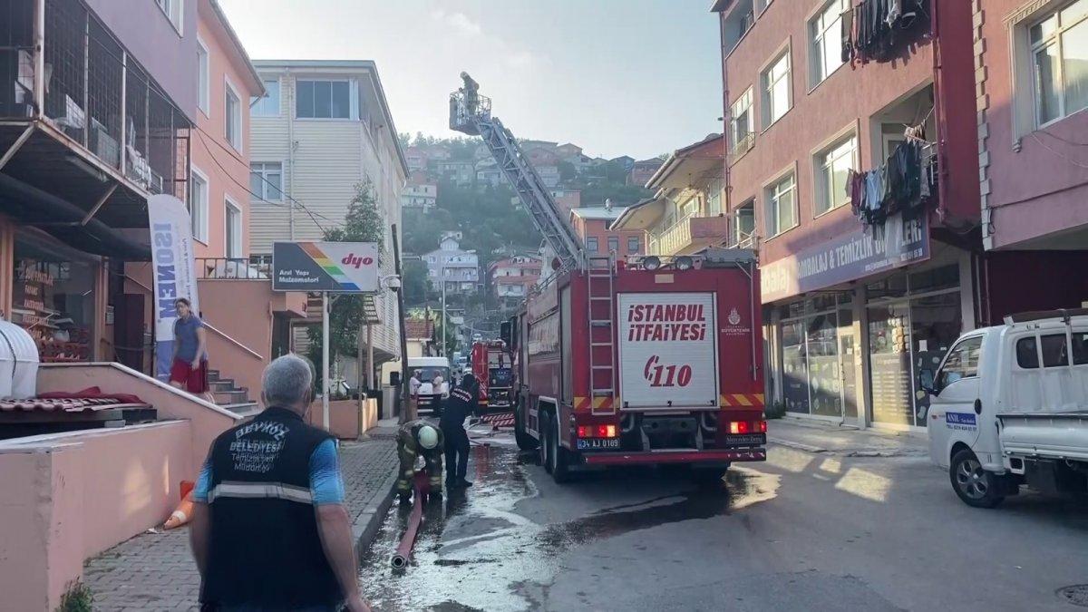 Beykoz’da 3 katlı binanın çatısı yandı