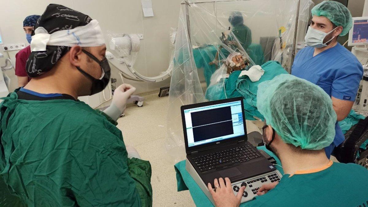 Elazığ'da çocuk hastaya uyanıkken beyin pili takıldı