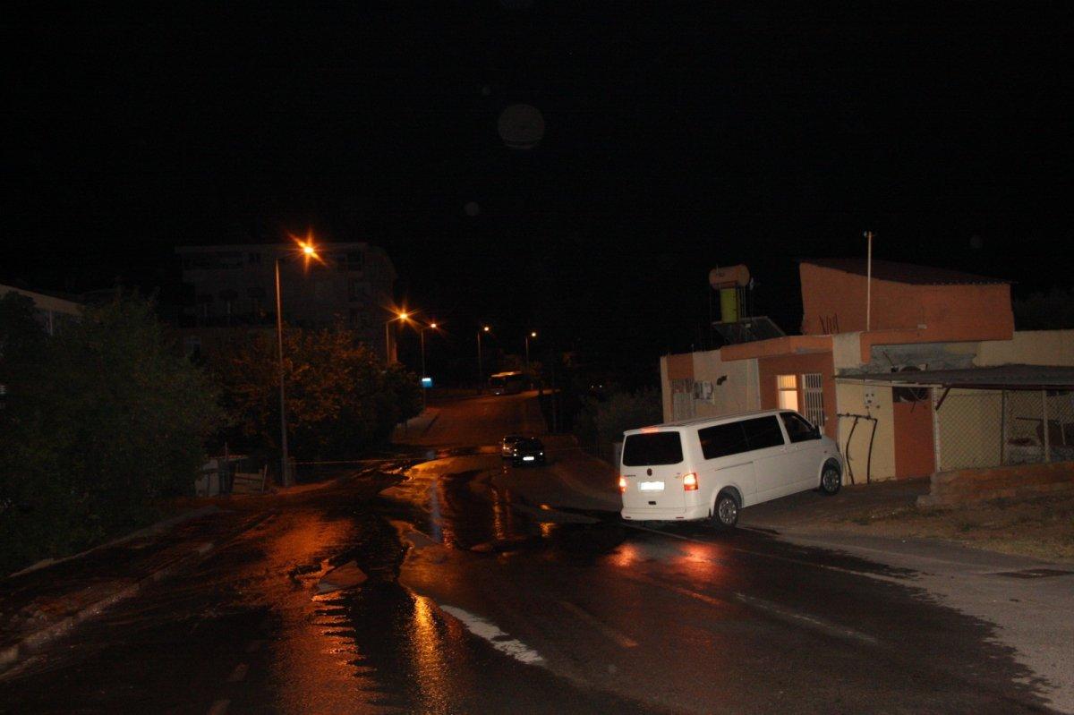 Antalya’da su borusu patladı, kaldırım çöktü