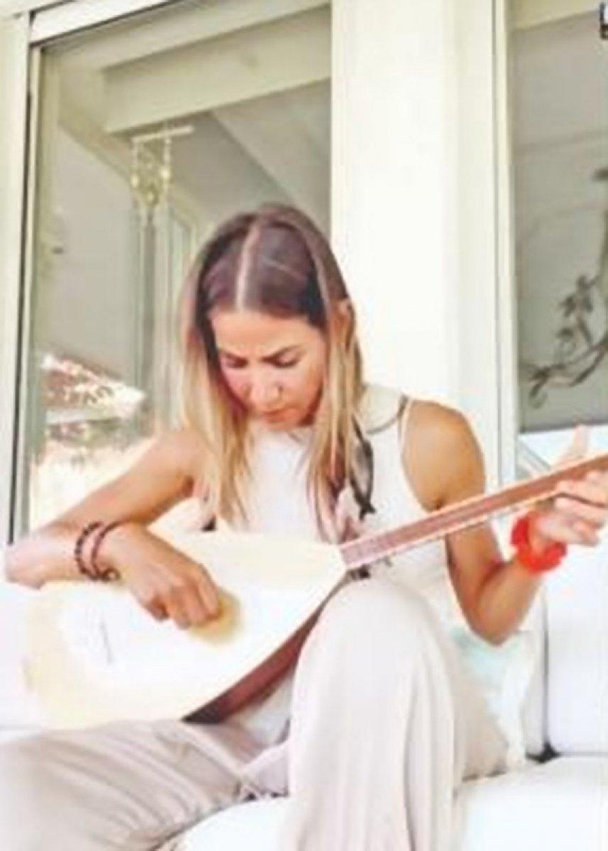 Zeynep Tokuş bağlama dersi alıyor