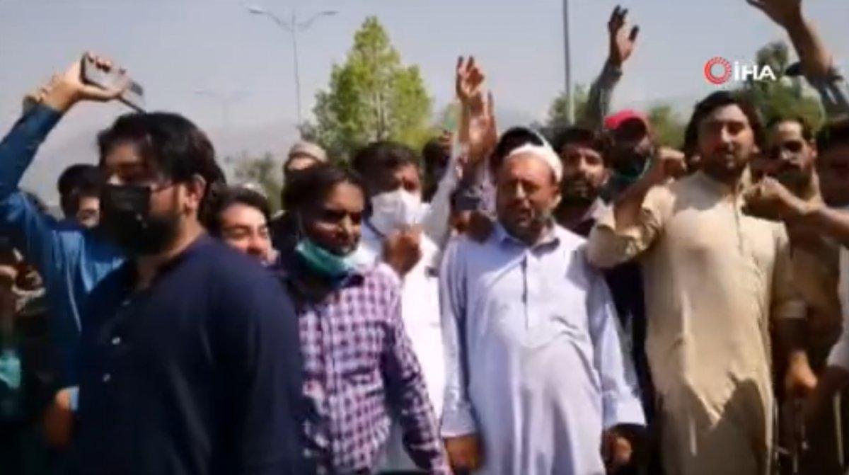 Pakistan’da aşılama merkezinde izdiham