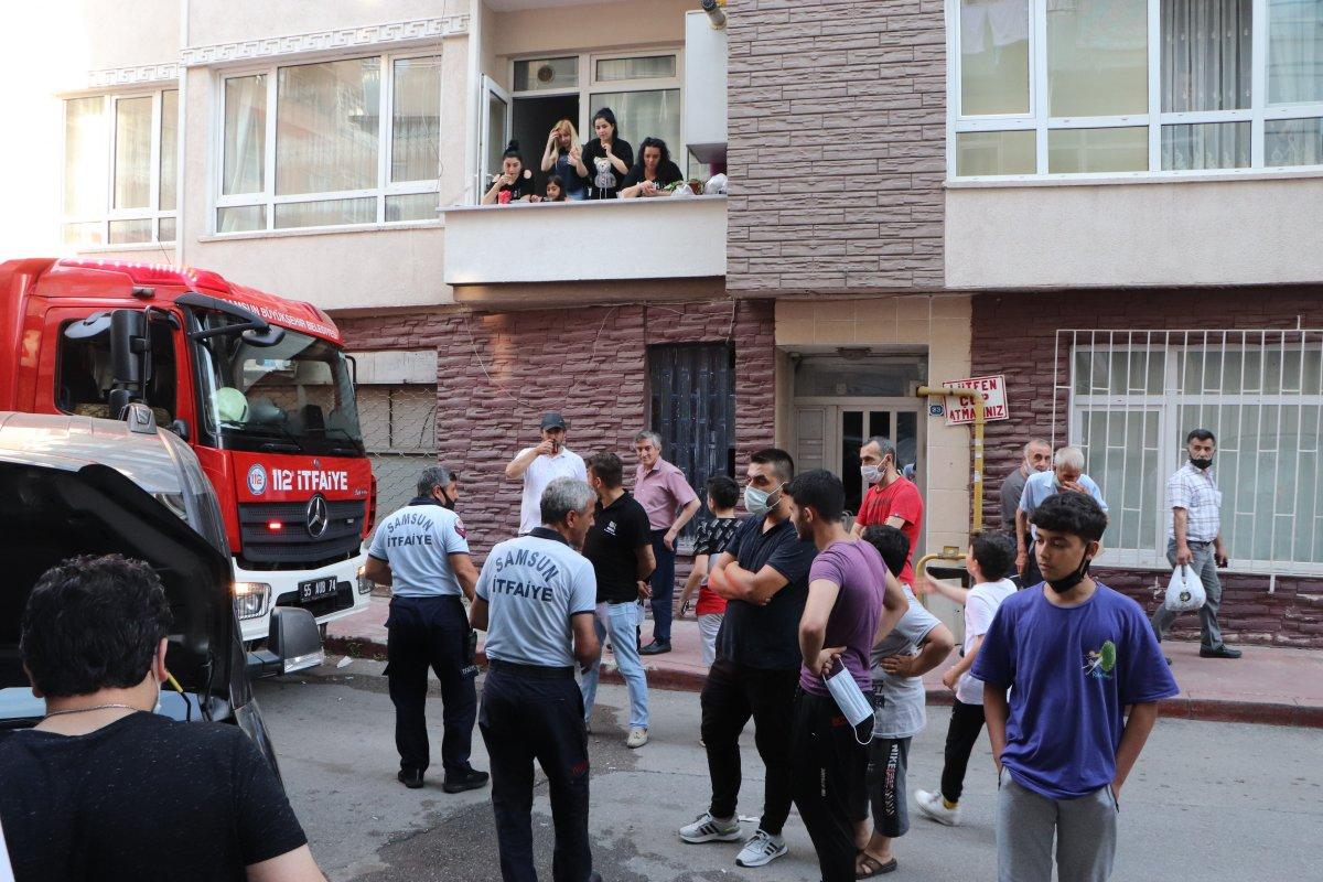 Samsun'da inatçı yılan otomobilden çıkmadı