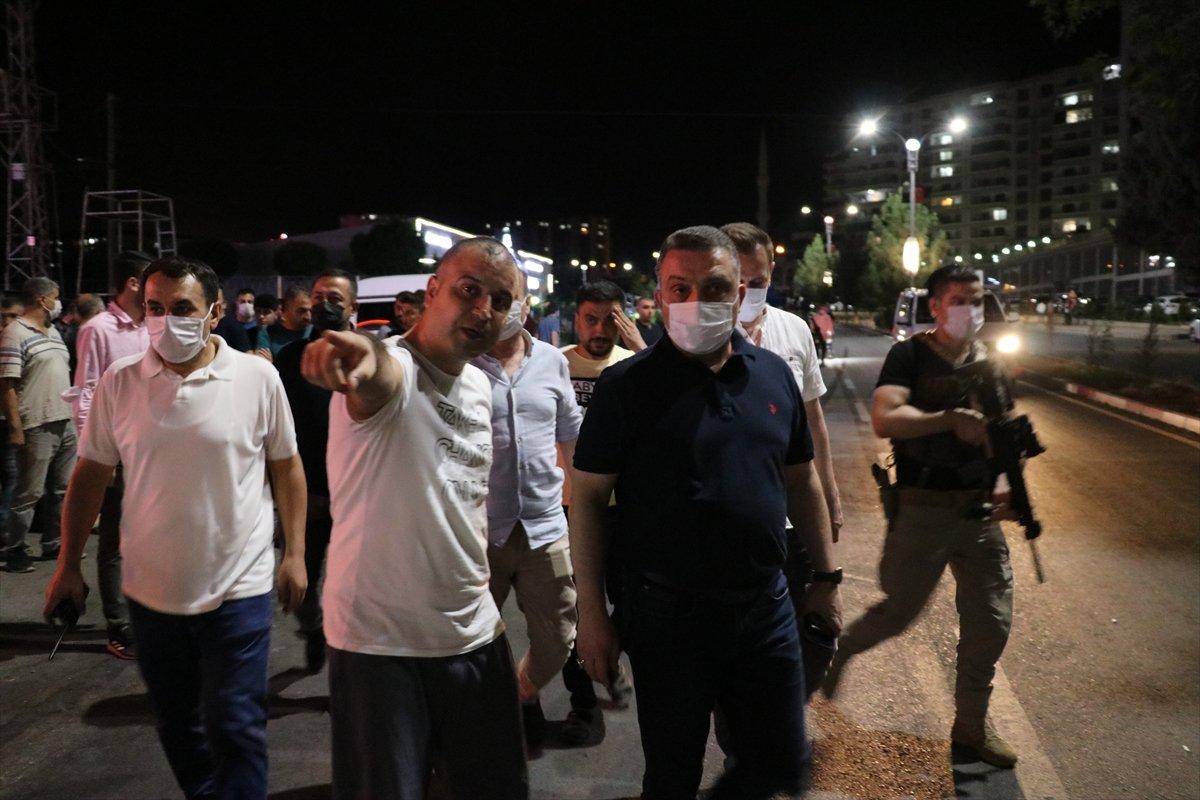 Siirt'te kaza sonrası mahalleli yolu trafiğe kapattı