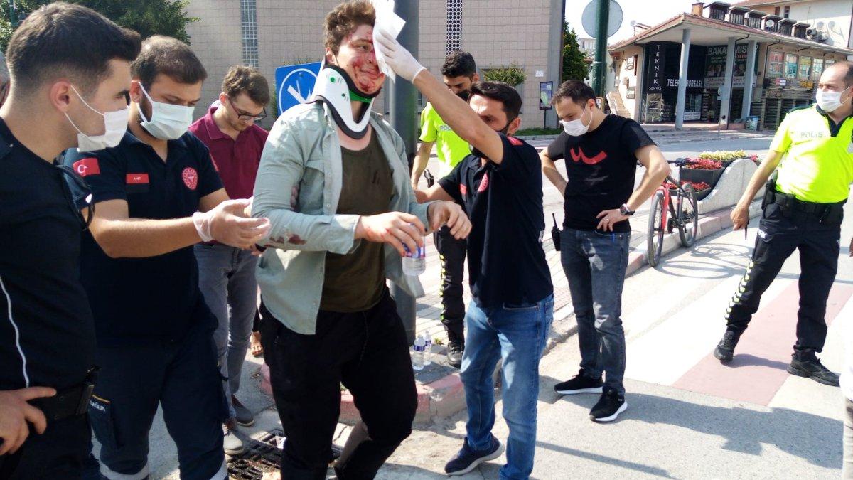 Bursa'da kaykaylı gence araç çarpınca, polis ilk yardım yaptı