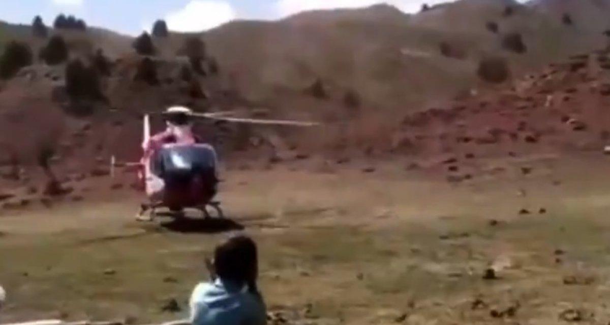 Bingöl’de hastalanan adam, ambulans helikopterine eşek sırtında taşındı