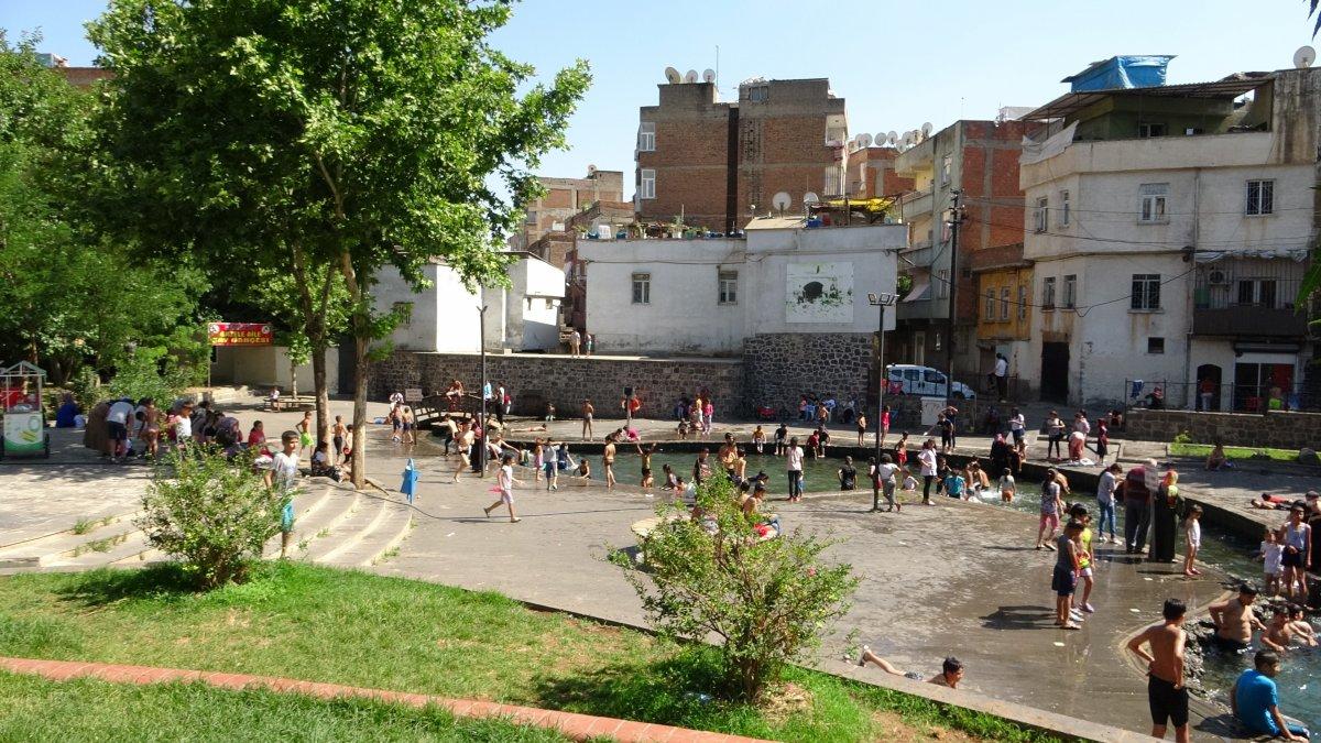 Diyarbakır’da, çocukların süs havuzundaki tehlikeli eğlencesi