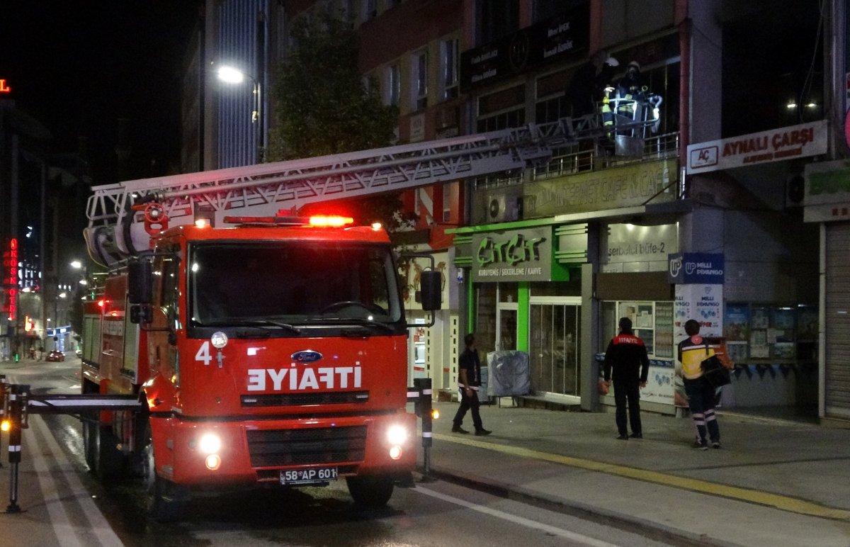 Sivas'ta internet kafe yangını, bekçiler sayesinde söndürüldü