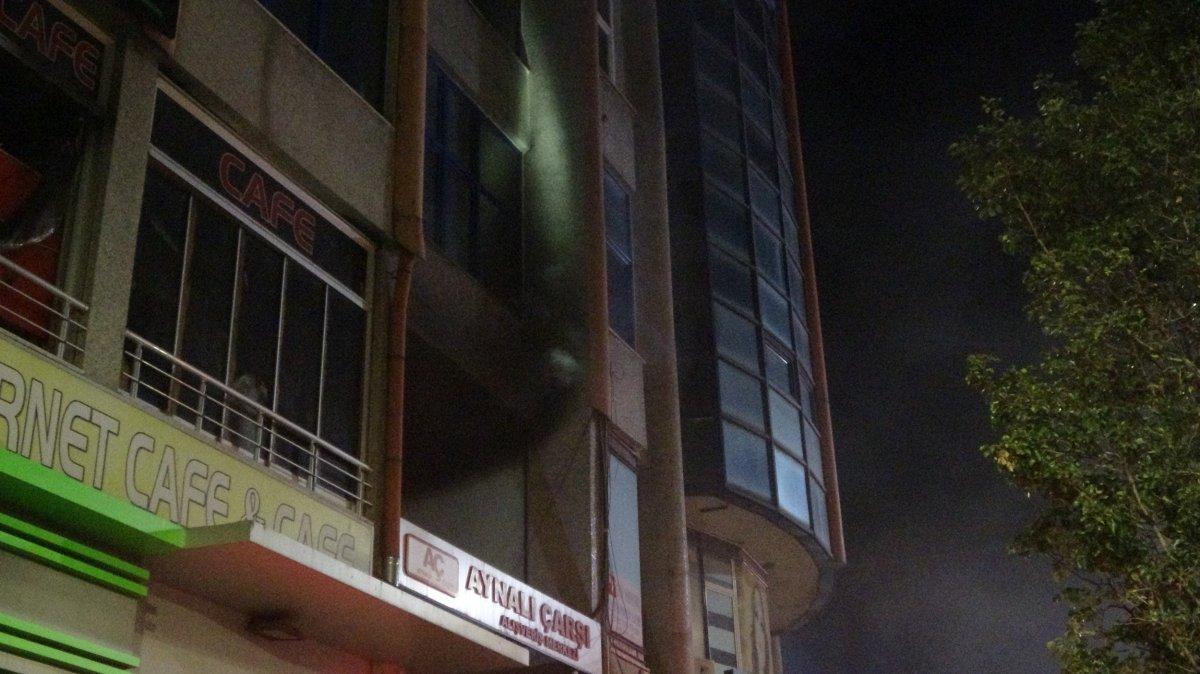 Sivas'ta internet kafe yangını, bekçiler sayesinde söndürüldü