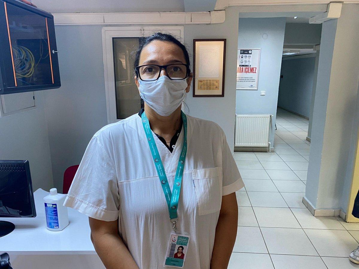 İzmir'deki doktor, israfa karşı yoldan çevirdiklerine aşı yapıyor