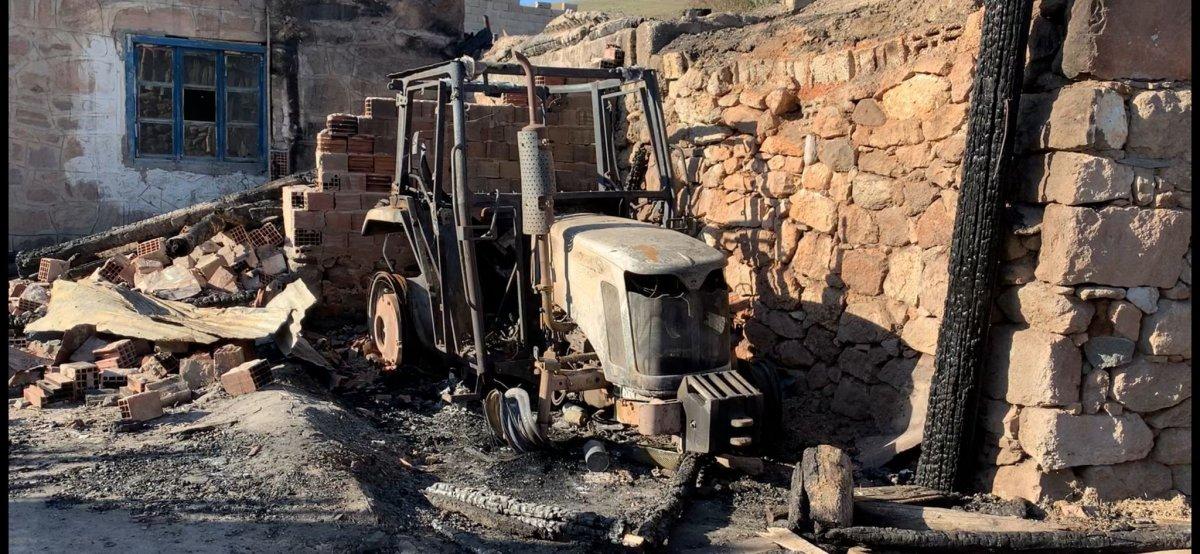 Kars’ta yangın: 4 ev, 5 ahır, 1 traktör kül oldu