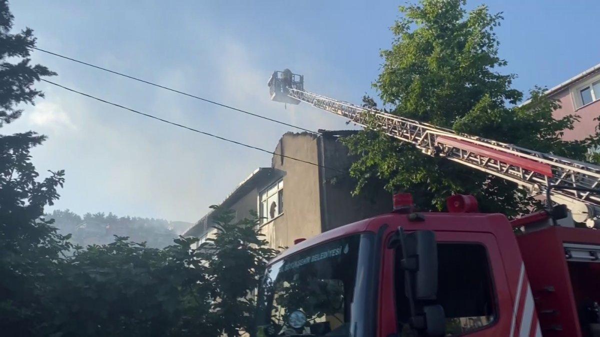 Beykoz’da 3 katlı binanın çatısı yandı