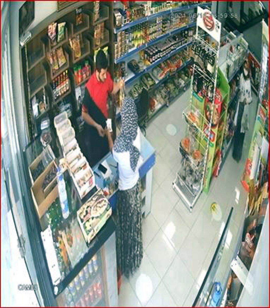 Avcılar'da marketten ürün çalan hırsızlar kamerada