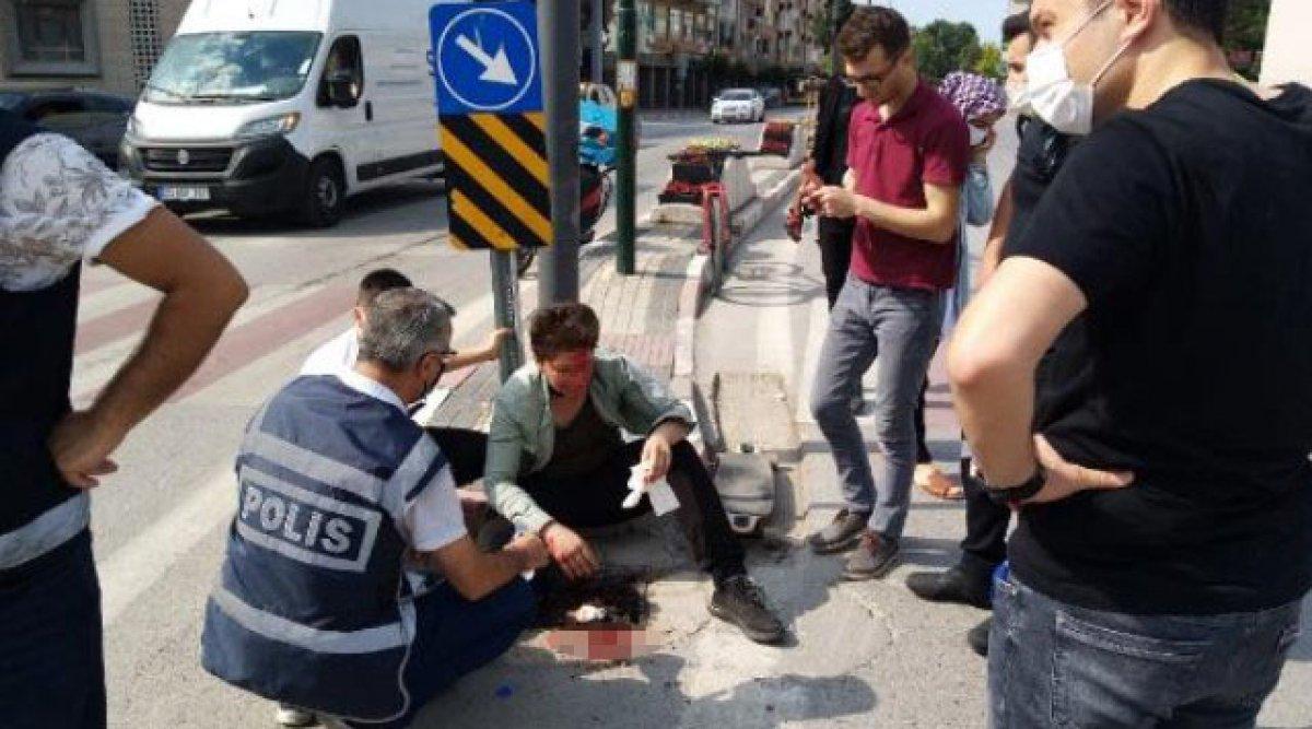 Bursa'da kaykaylı gence araç çarpınca, polis ilk yardım yaptı