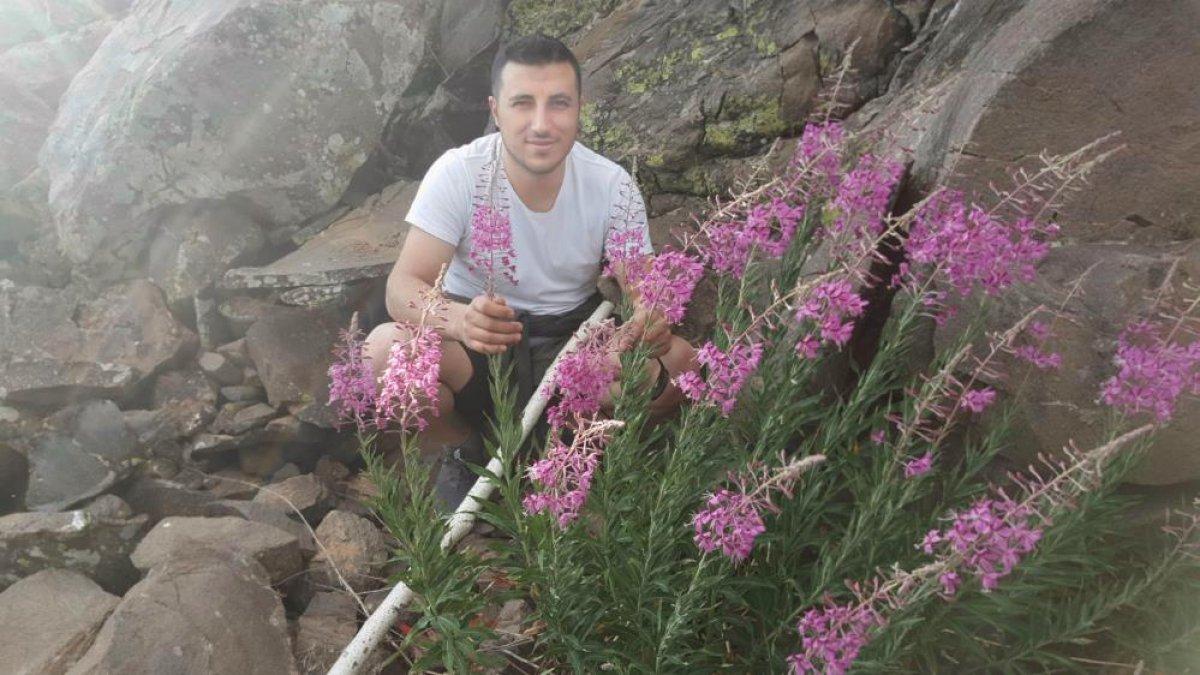 Nemrut Krater Gölü çevresinde açan çiçeklerle renklendi