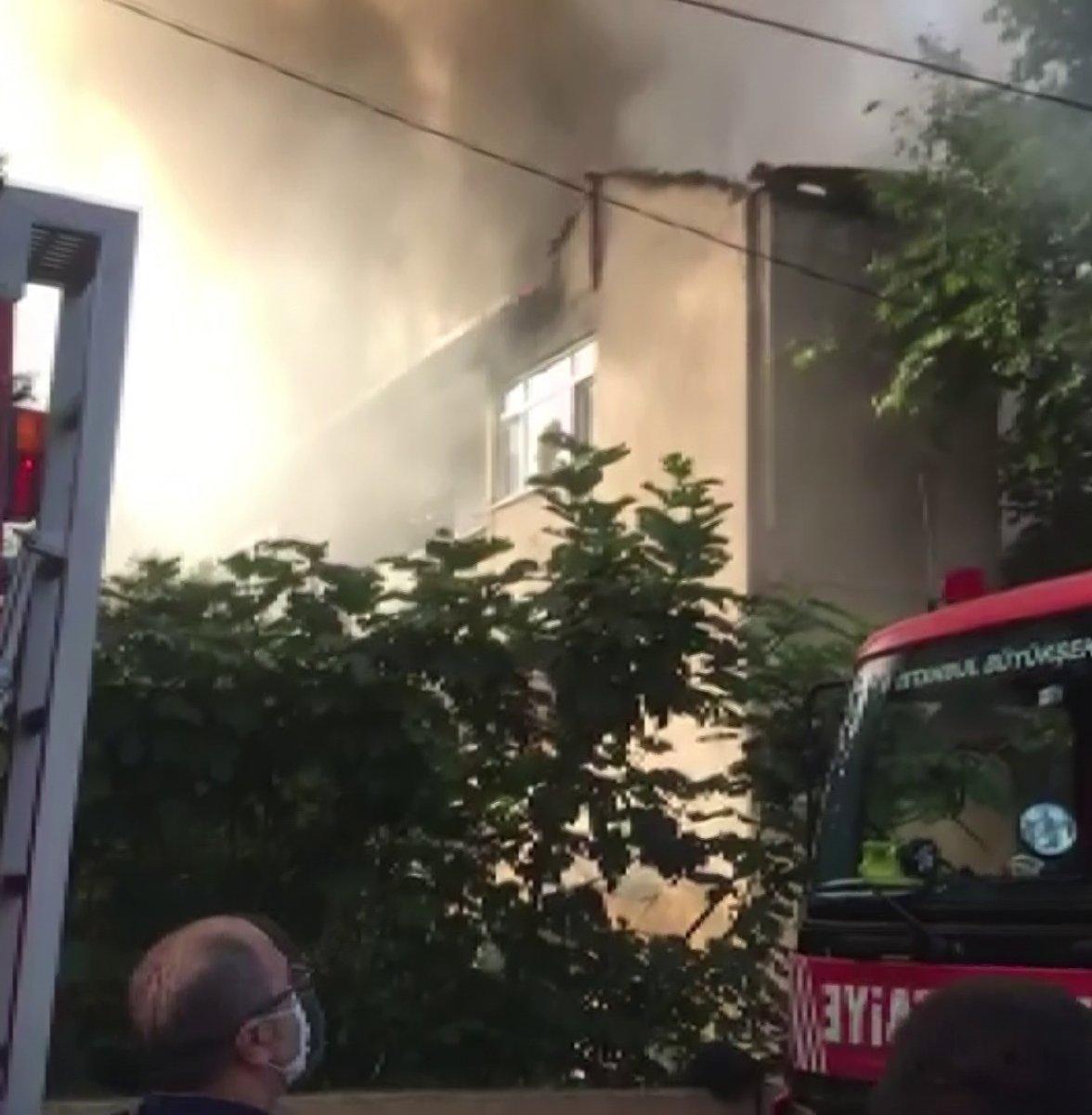 Beykoz’da 3 katlı binanın çatısı yandı