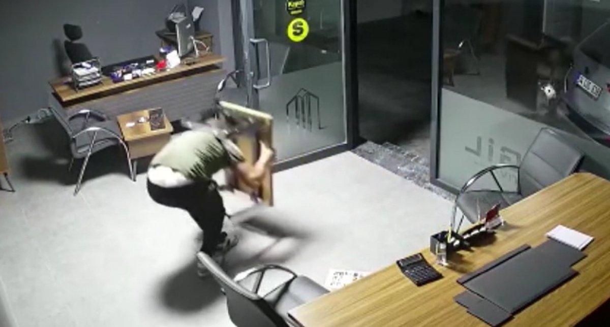 Sultangazi'de oto galeriye silahlı saldırı