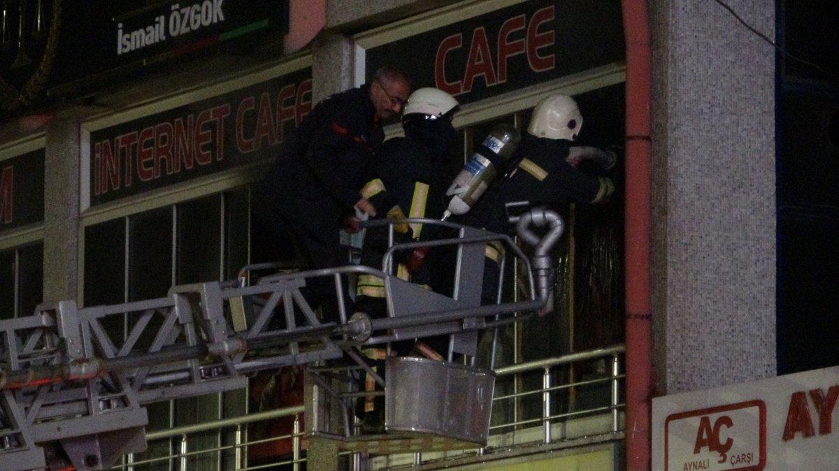 Sivas'ta internet kafe yangını, bekçiler sayesinde söndürüldü