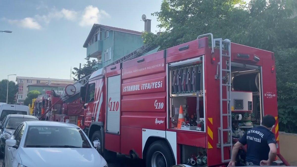 Beykoz’da 3 katlı binanın çatısı yandı