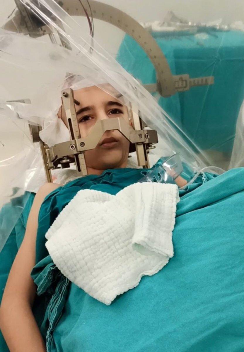 Elazığ'da çocuk hastaya uyanıkken beyin pili takıldı