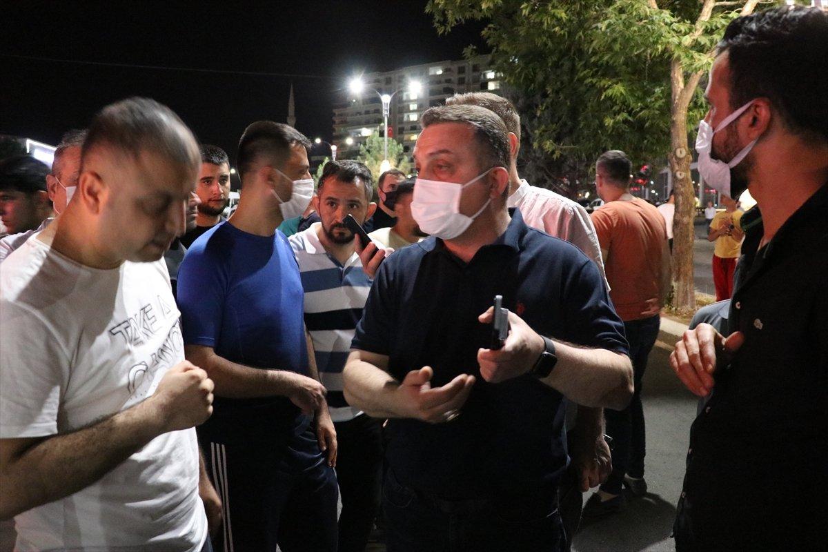 Siirt'te kaza sonrası mahalleli yolu trafiğe kapattı