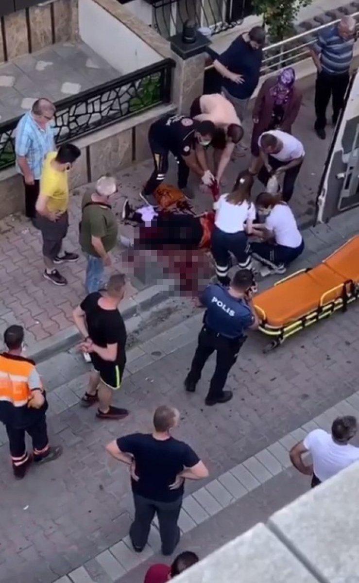 Küçükçekmece’de eski eşini sokak ortasında bıçakladı