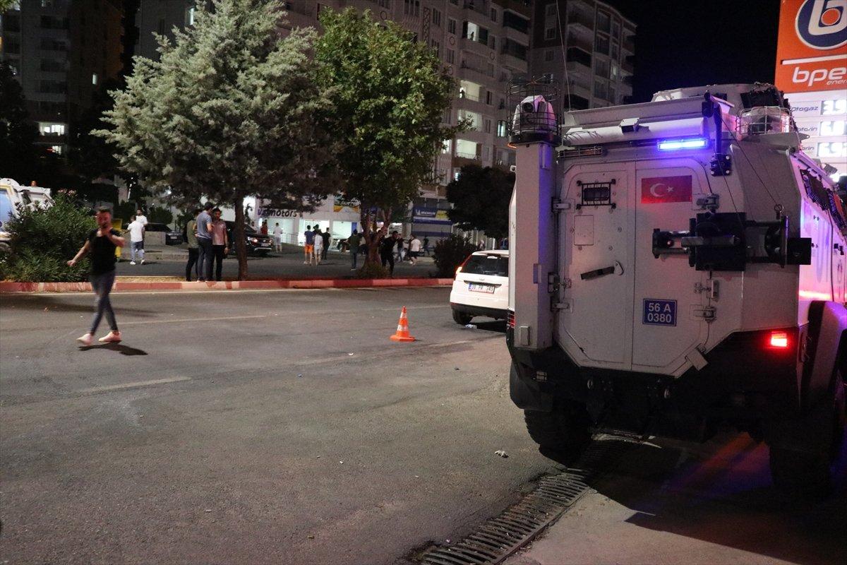 Siirt'te kaza sonrası mahalleli yolu trafiğe kapattı