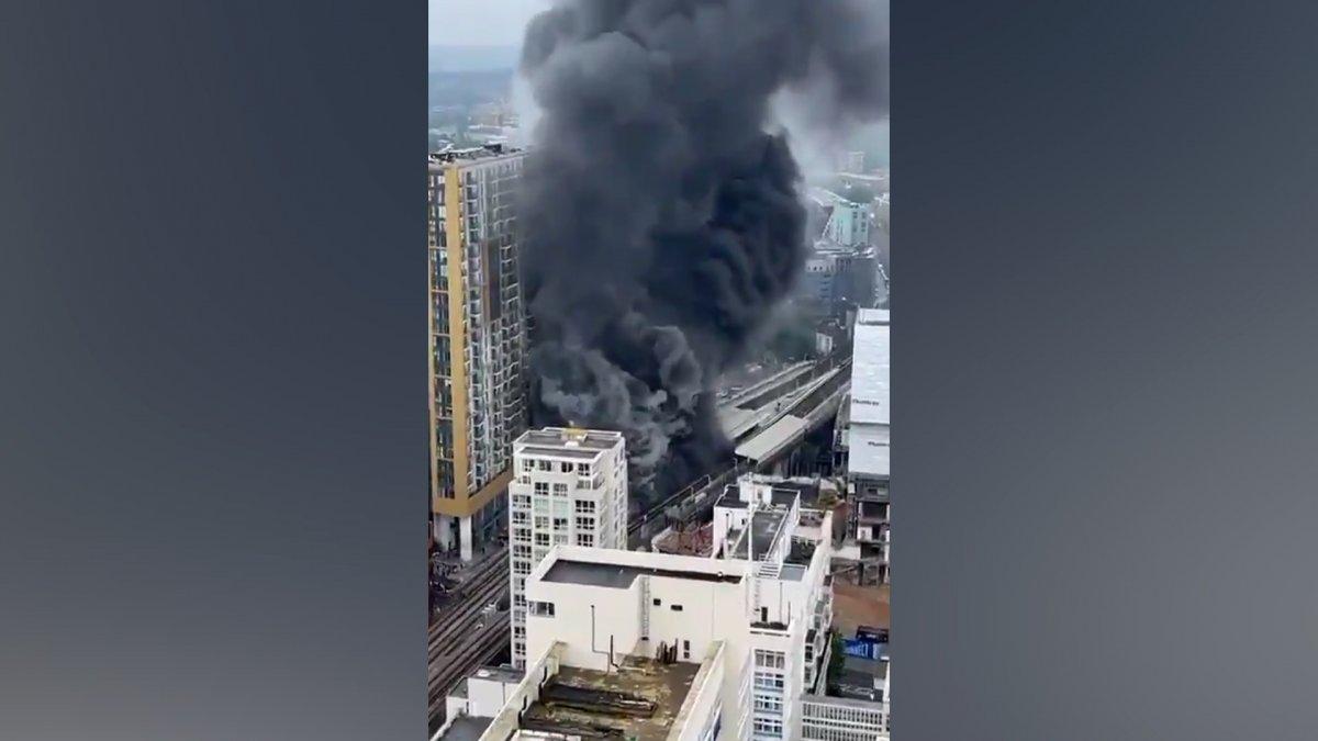 İngiltere'de metro istasyonunda yangın