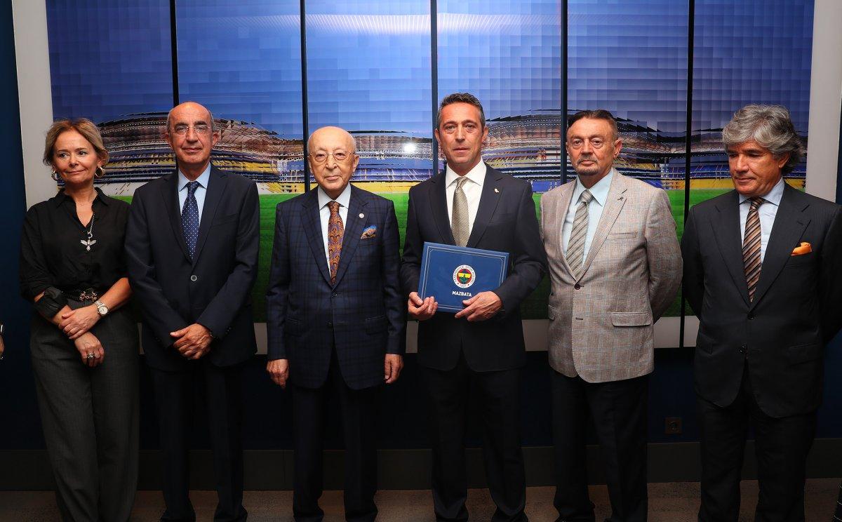 Fenerbahçe'de Ali Koç, mazbatayı aldı