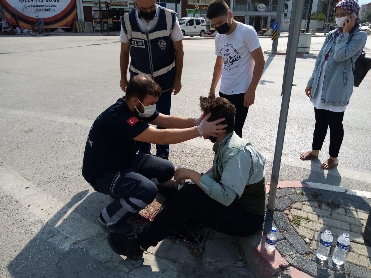 Bursa'da kaykaylı gence araç çarpınca, polis ilk yardım yaptı