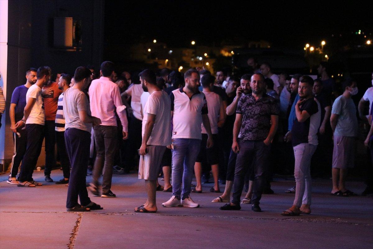 Siirt'te kaza sonrası mahalleli yolu trafiğe kapattı