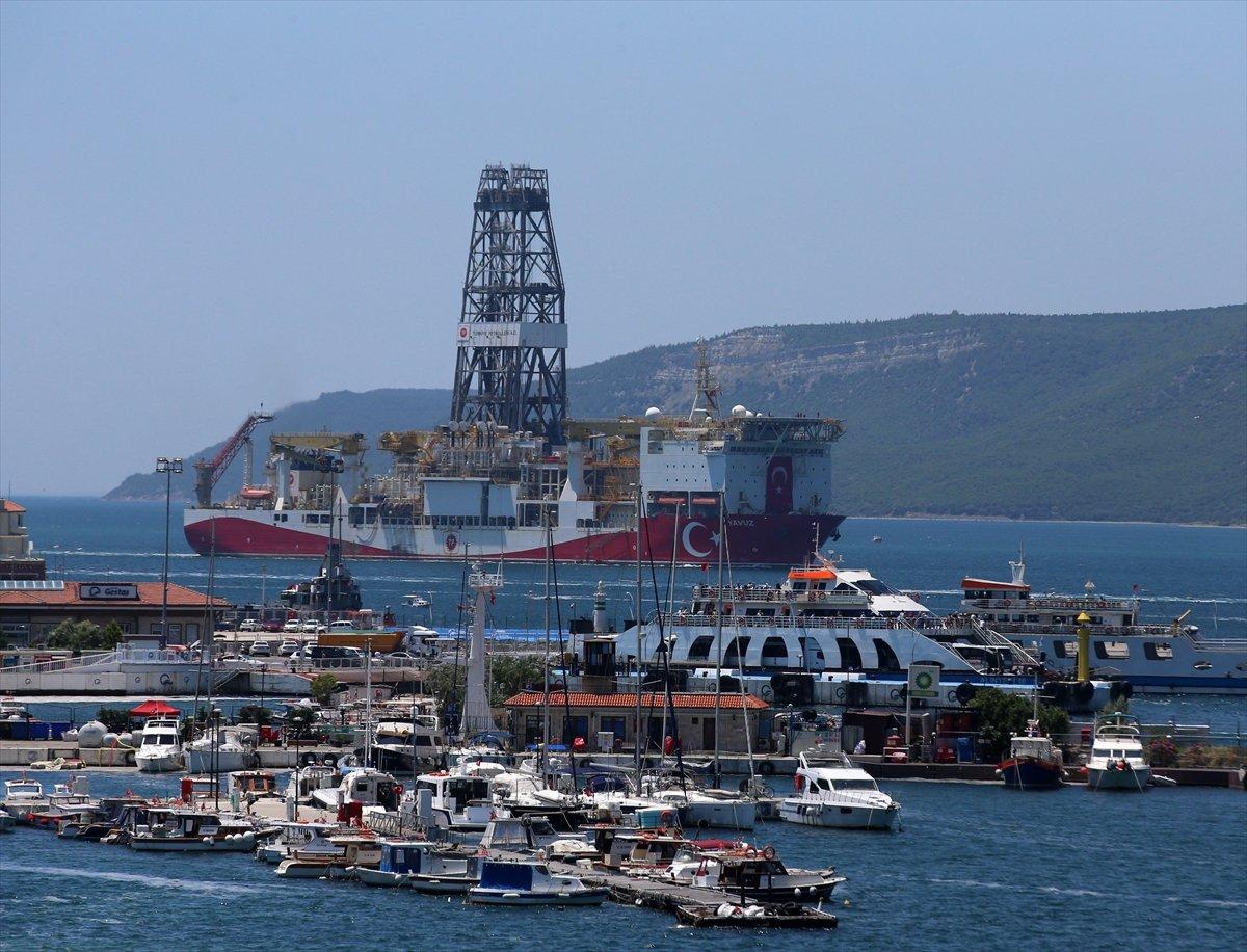 'Yavuz' sondaj gemisi Çanakkale Boğazı'ndan geçti