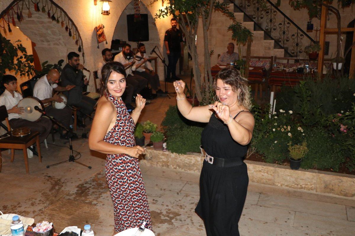 Şanlıurfa'ya gelen turistler, sıra gecelerinde eğleniyor