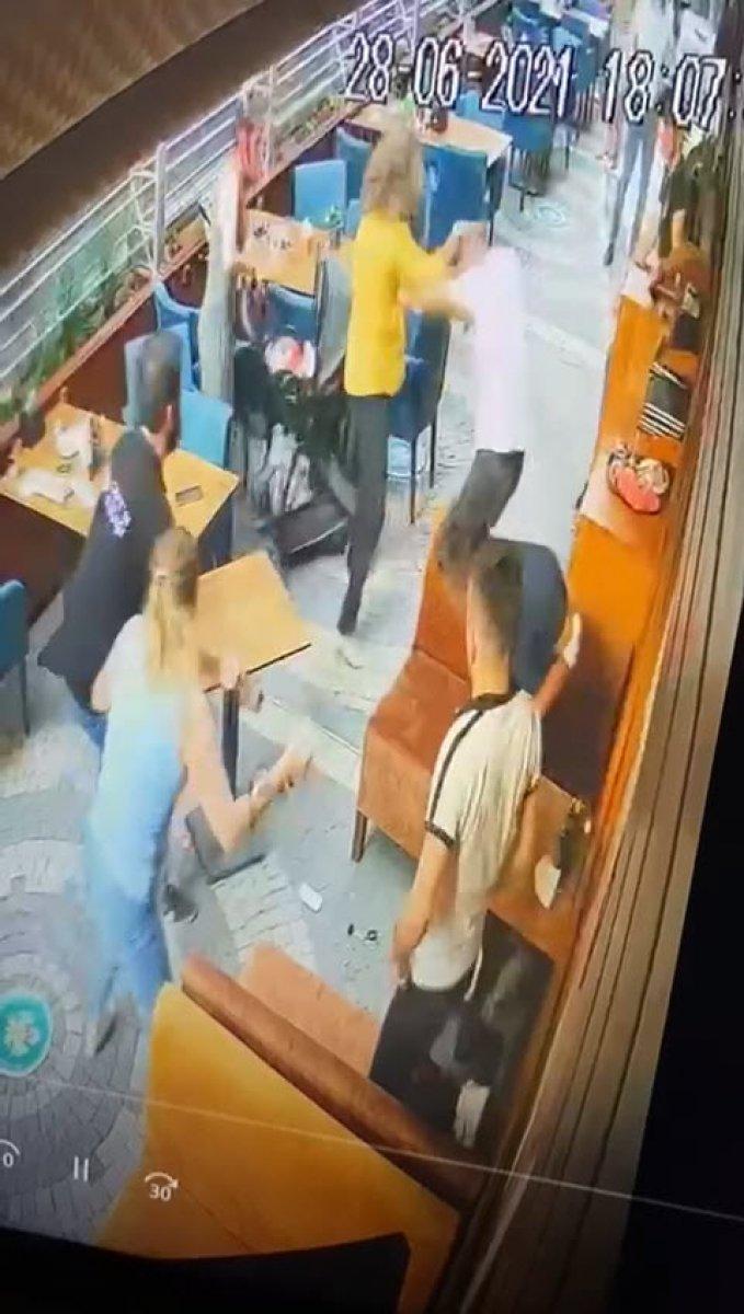 Manisa’da eski eşini darbeden zanlıya müşterilerden müdahale