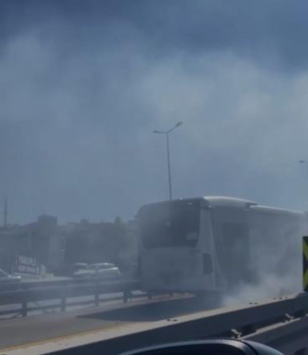 Beylikdüzü'nde, metrobüste yangın paniği