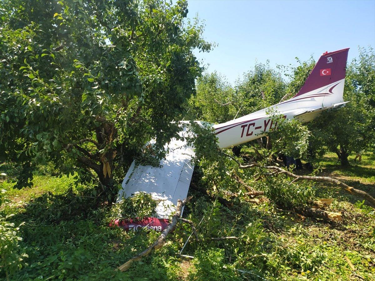 Bursa'da eğitim uçağı bahçeye düştü