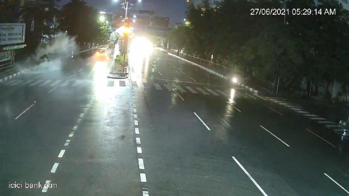 Hindistan’da alkollü sürücü Tuk-Tuk’a çarptı