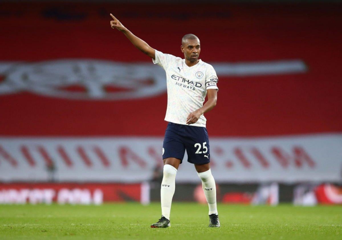 Fernandinho 1 yıl daha City'de