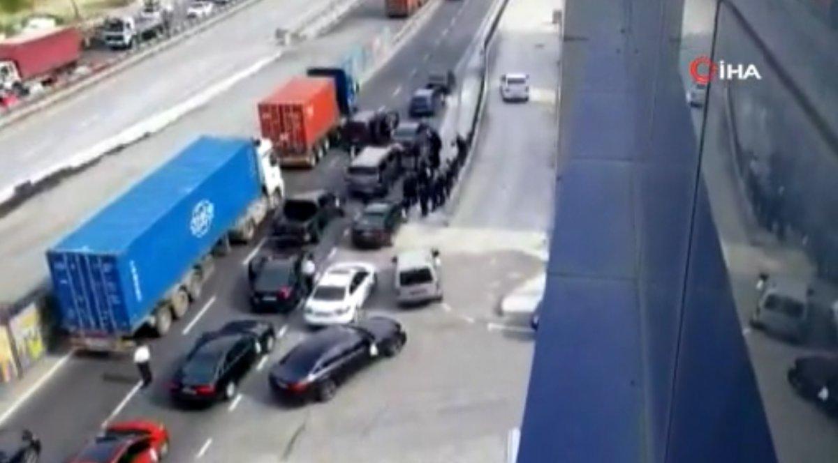 Beylikdüzü’nde çakarlı araçla yol kapatıp halay çektiler