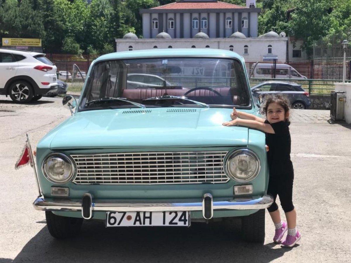 Zonguldak'ta yaşayan 3 yaşındaki Yade, Türk bayrağını öperek sarıldı