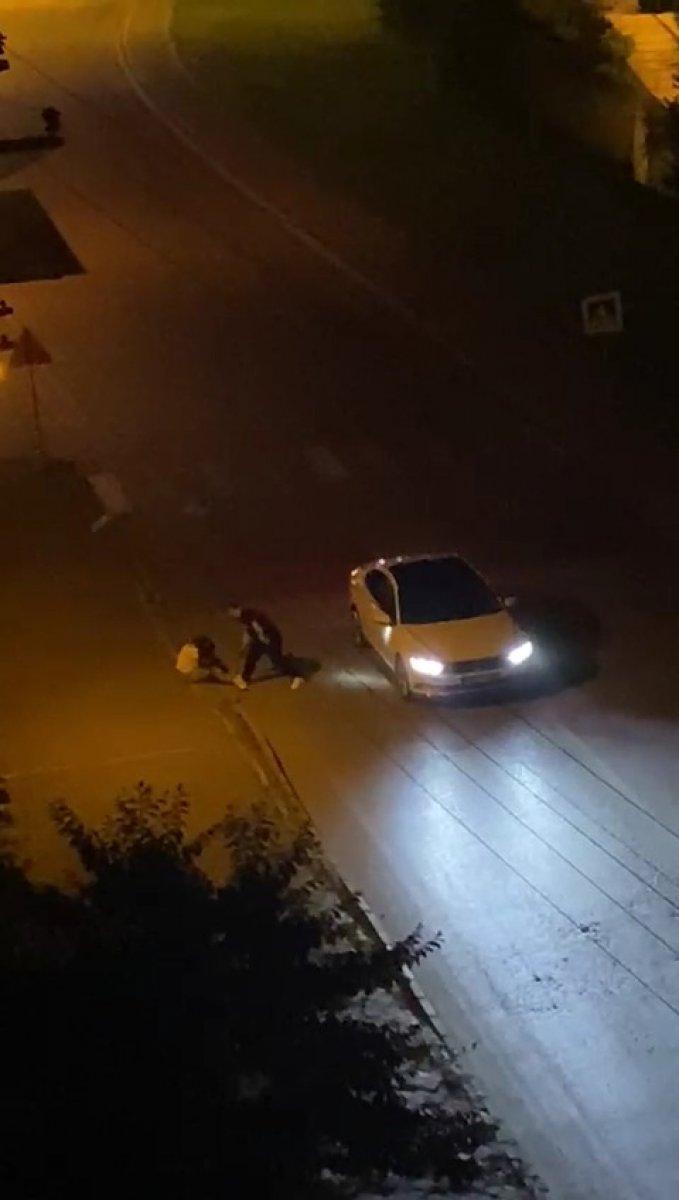 Samsun'da aracından inen kadını dövdü