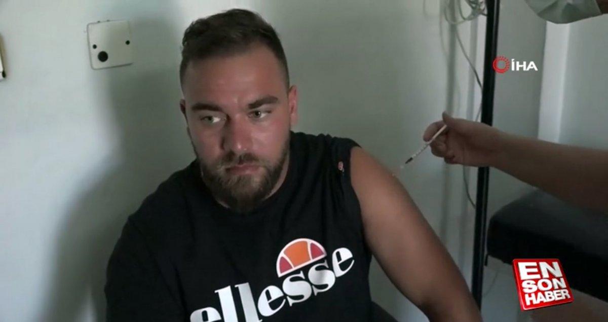 Almanya’da randevu alamayan vatandaş, Tunceli’de aşı yaptırdı