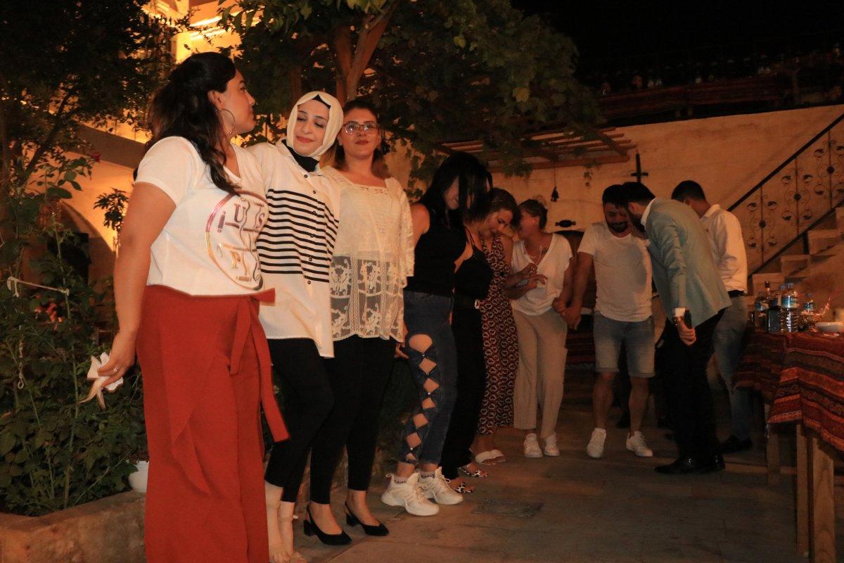 Şanlıurfa'ya gelen turistler, sıra gecelerinde eğleniyor