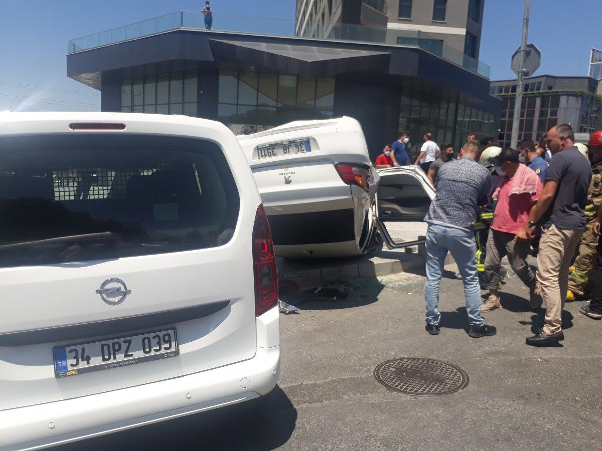 Yenibosna’da sürücü, takla atan otomobilin içinde sıkıştı